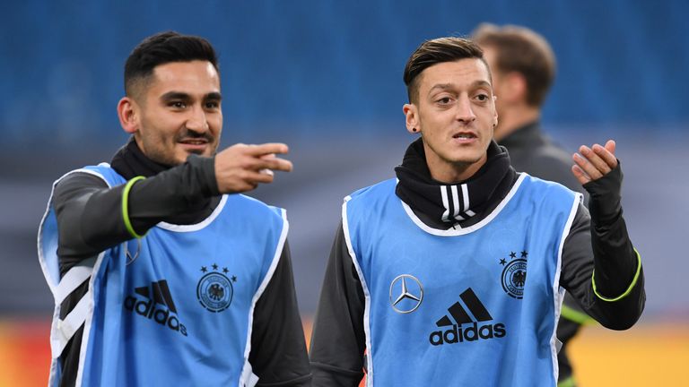 Ilkay Gündogan (l.) und Mesut Özil werden im Internet heftig von einem SPD-Politiker beleidigt.