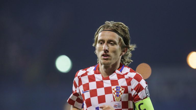 Real-Superstar Luka Modric führt Kroatien als Kapitän auf das Feld.