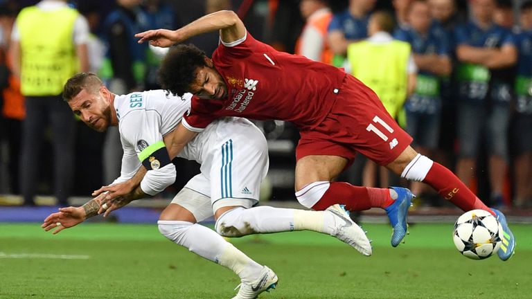 Mohamed Salah (r.) verletzt sich beim Zweikampf mit Real Madrids Sergio Ramos an der linken Schulter.