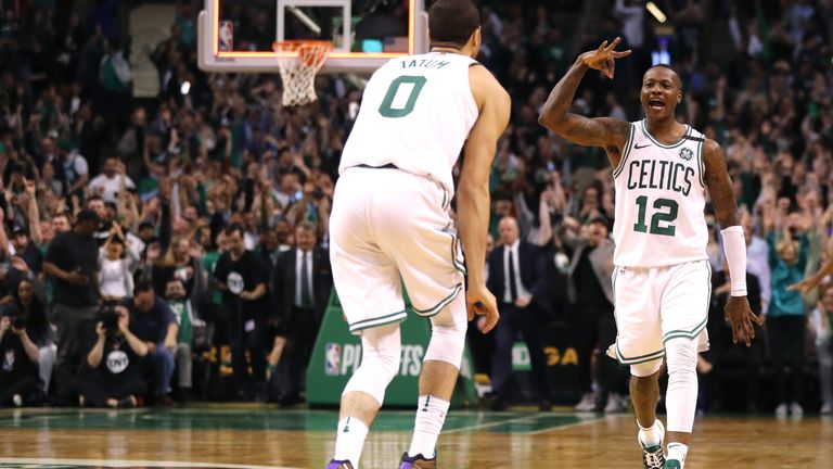Terry Rozier (r.) und Jayson Tatum feiern den Halbfinaleinzug mit den Boston Celtics. 