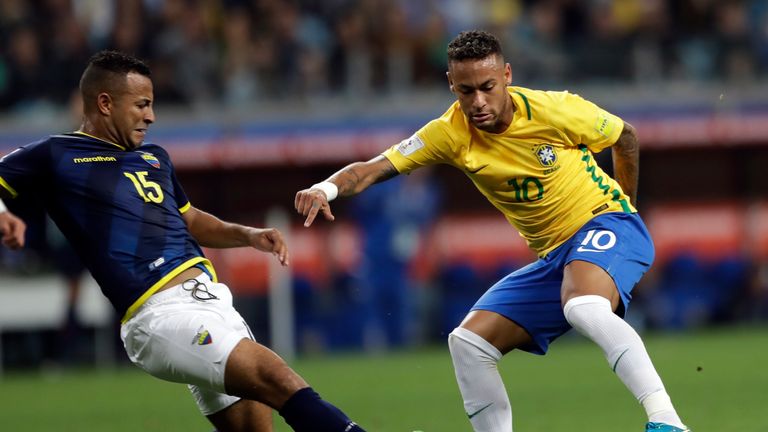 Brasiliens Superstar Neymar soll zur WM rechtzeitig wieder spielfähig sein.