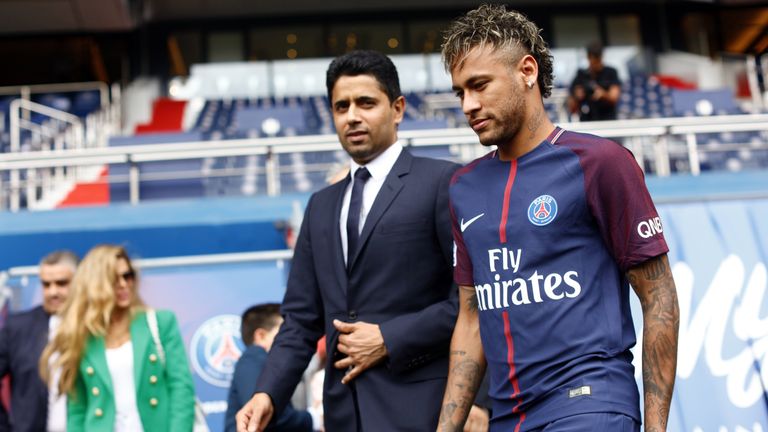 PSG-Präsident Nasser Al-Khelaifi (l.) ist sich sicher, dass Neymar (r.) über den Sommer hinaus in Paris bleibt. 
