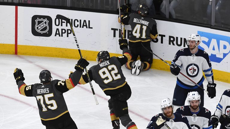 Die Spieler der Vegas Knights bejubeln einen Treffer gegen die Winnipeg Jets.