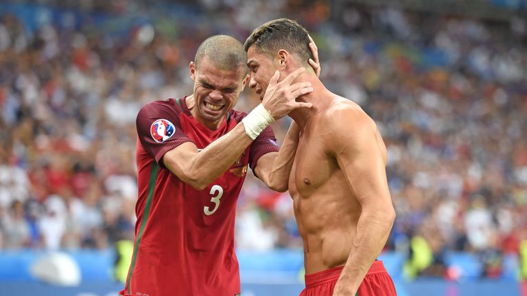 Und noch ein Europameister ohne WM-Ticket: Im Gegensatz zu seinem Kapitän Cristiano Ronaldo (r.) steht Pepe nicht im portugiesischen WM-Kader.