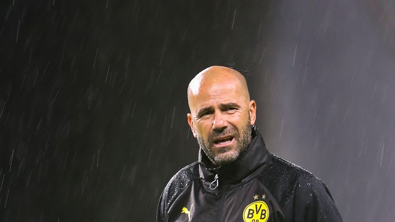 Auf den Sensationsstart mit sieben Spielen ohne Niederlage folgte der krachende Absturz: Der Hurra-Fußball den der BVB unter Peter Bosz spielte, war dechiffriert, in der Folge hagelte es Niederlagen. Nach 15 Spieltagen war die Ära Bosz beendet.
