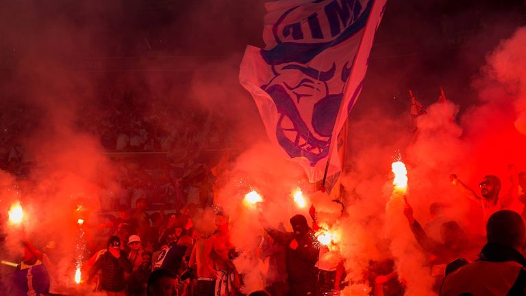 Im Block von Marseille wird gezündelt. 