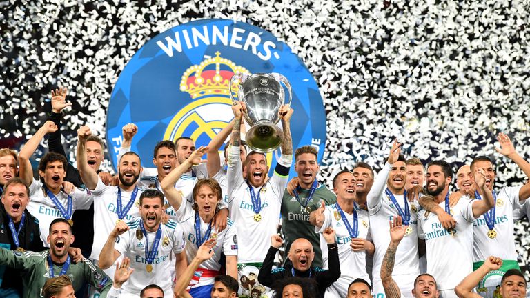 Dagegen darf Sergio Ramos zum dritten Mal in Folge den Henkelpott in die Höhe heben. Der Startschuss für eine wilde Party-Nacht.