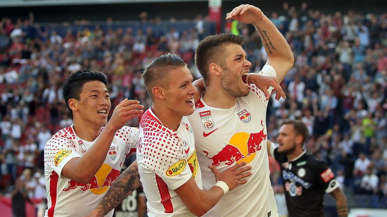 Hannes Wolf (M.), Duje Caleta-Car (r.) und Hee Chan Hwang bejubeln ein Tor im Spiel zwischen Red Bull Salzburg und SK Puntigamer Sturm Graz.