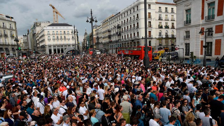 Das Warten auf die Helden von Kiew: Der Platz Puerta del Sol im Zentrum Madrids ist prall gefüllt.