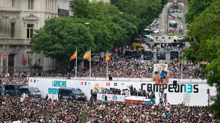 Weiter geht es auf dem Plaza de Cibeles. Auch dort warten schon zahlreiche Fans.