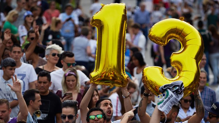 Gemeinsam mit den Anhängern feiern die Königlichen den insgesamt 13. Triumph in der Champions League.