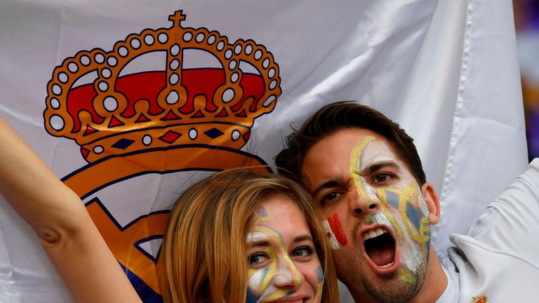 Trikot, Fahne und Gesichtsbemalung - das volle Programm.