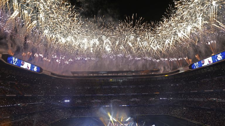 Mit großer Show und Feuerwerk. Einfach nur königlich.