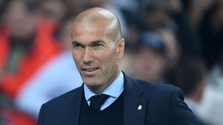 Zinedine Zidane spricht auf einer Pressekonferenz gemeinsam mit Real-Präsident Florentino Perez.