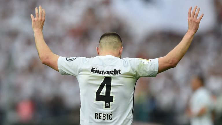 Ante Rebic bringt die Eintracht nach Vorarbeit von Kevin-Prince Boateng in Führung.