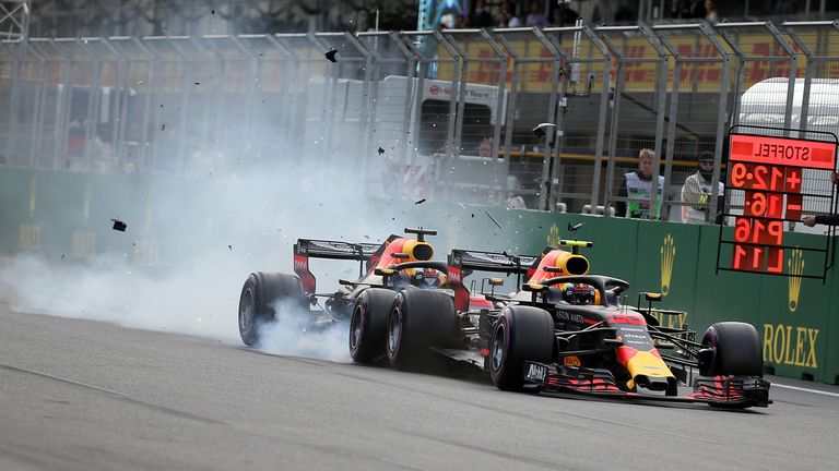 In Aserbaidschan geraten die beiden Red Bulls auf der Strecke aneinander.