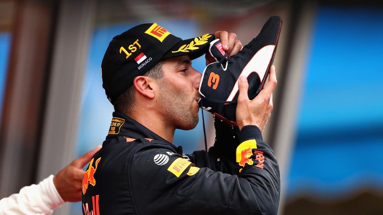 Ricciardo feiert seinen Sieg in Monaco wie gewohnt mit seinem "Shoey"-Ritual.