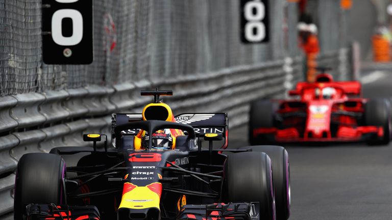 Red-Bull-Pilot Daniel Ricciardo feiert in Monaco einen Start-Ziel-Sieg.