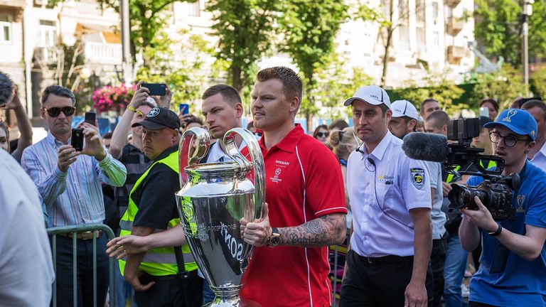 Große für John Arne Risse. Der Ex-Liverpool-Star darf den begehrten Henkelpott ...