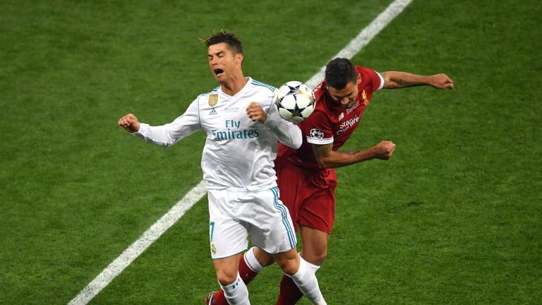 Real Madrid tut sich schwer in der Anfangsphase. Cristiano Ronaldo und Co. werden früh angegangen. Die Reds haben mehr Ballbesitz und wirken giftig in den Zweikämpfen. Währenddessen ... 