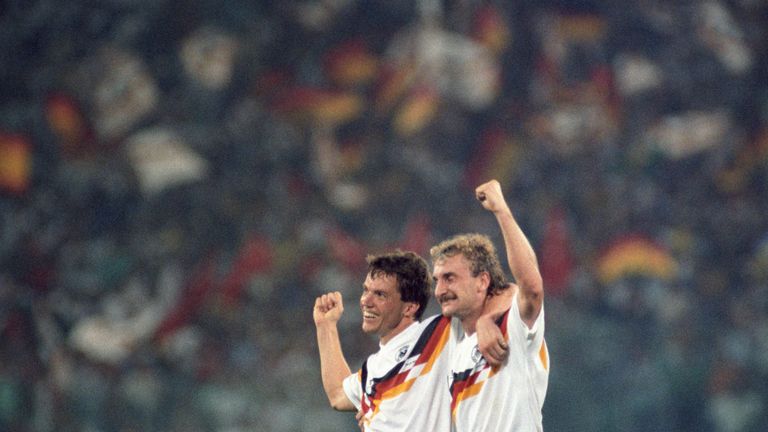 Auch beim WM-Titel 1990 waren sieben Spieler in internationalen Ligen unterwegs. Aber: Alle  spielten in Italien. U.a. Rudi Völler beim AS Rom, Lothar Matthäus und Jürgen Klinsmann bei Inter Mailand sowie Thomas Häßler bei Juventus Turin. 