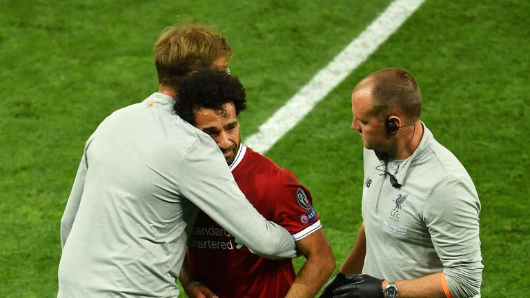 Unter Tränen verlässt Salah das Spielfeld, für ihn kommt Adam Lallana.