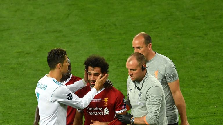 Die Schmerzen sind allerdings zu groß. Nach einer halben Stunde ist das Endspiel für Salah beendet. Der 25-Jährige erhält Trost von seinem Konkurrenten Cristiano Ronaldo.