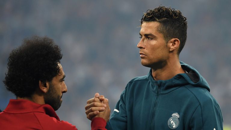 Die beiden Superstars im Blickpunkt: Mohamed Salah und Cristiano Ronaldo würdigen sich beim Handshake keines Blickes.