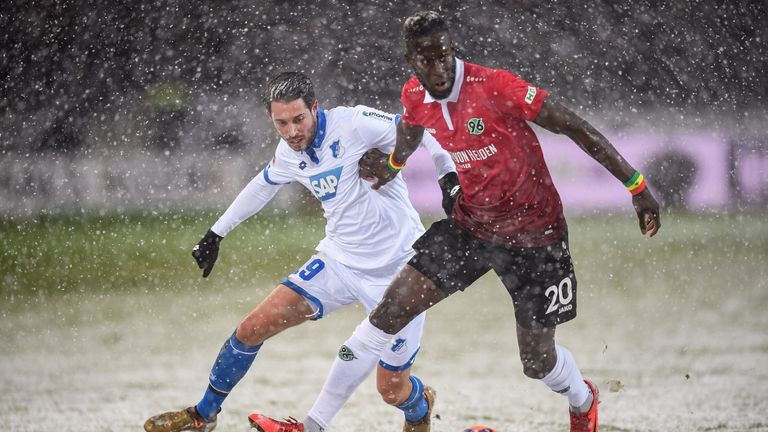 Salif Sane und Mark Uth spielen in der kommenden Saison für den FC Schalke 04. Verteidiger Sane kommt von Hannover 96, Stürmer Uth aus Hoffenheim.