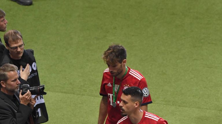 Bayerns Sandro Wagner wirft seine Medaille nach dem verlorenen DFB-Pokalfinale gegen Eintracht Frankfurt ins Publikum.