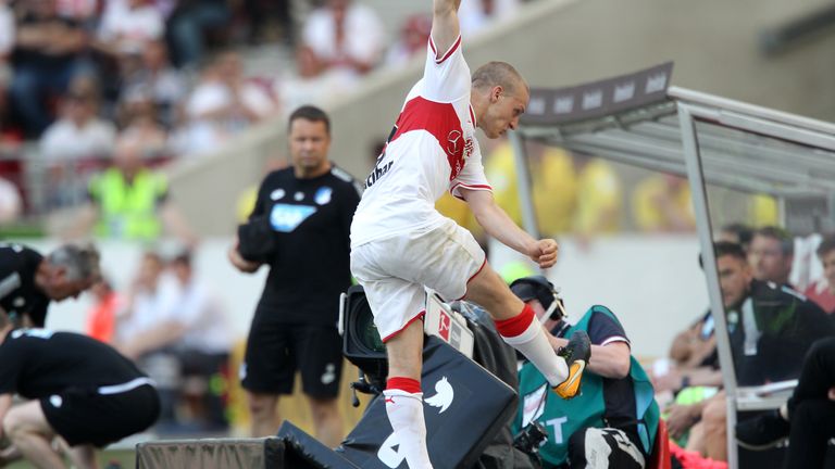 Stuttgarts Santiago Ascacibar tritt nach seinem Platzverweis gegen das Schutzpolster einer Kamera.