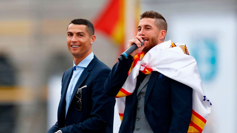 Beim Empfang in Madrid können Sergio Ramos (r.) und Cristiano Ronaldo (l.) wieder gemeinsam lachen.