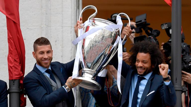Da ist das Ding! Sergio Ramos und Marcelo präsentierten auf dem Balkon des Gebäudes der Regionalregierung den Henkelpott.
