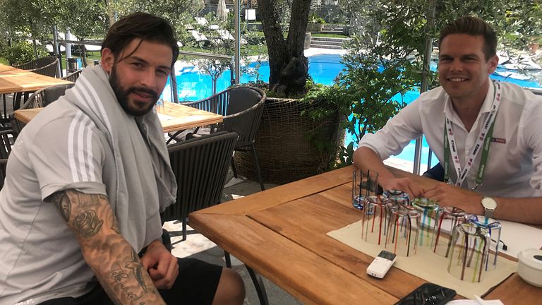 Sky Reporter Marc Behrenbeck im Gespräch mit Nationalspieler Marvin Plattenhardt von Hertha BSC.