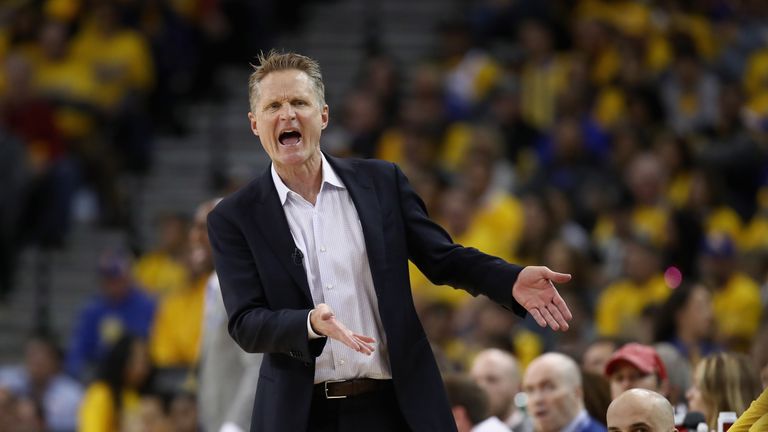 Steve Kerr, der Coach der Golden State Warriors, nennt das Kniefall-Verbot in der NFL 'idiotisch'. 