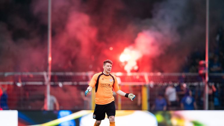 Das Relegationsspiel zwischen Uerdingen und Mannheim wird mit nach Spielabbruch 2:0 gewertet.