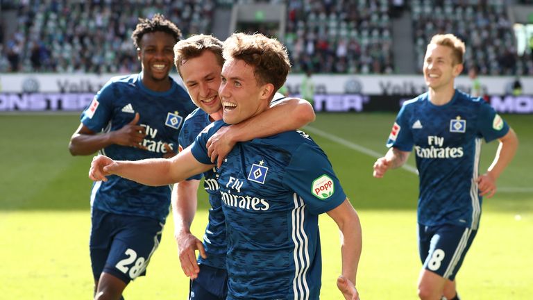 Luca Waldschmidt verlässt den abgestiegenen HSV und schließt sich dem SC Freiburg an. Der 22-Jährige Offensivspieler hat bisher 50 Bundesliga-Einsätze für die Hanseaten und Eintracht Frankfurt auf dem Konto.