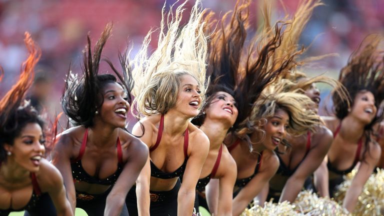 Die Cheerleader der Washington Redskins performen beim Spiel gegen die Cincinnati Bengals. 