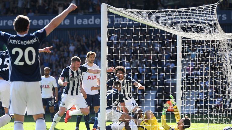 Jake Livermore (M.) trifft für West Bromwich Albion gegen Tottenham Hotspur.