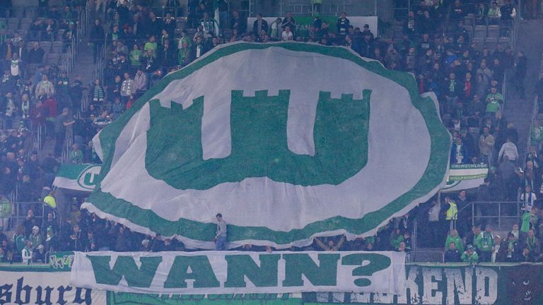 Die Fans des VfL Wolfsburg zeigen ihren Unmut über die sportliche Leistung der Mannschaft.