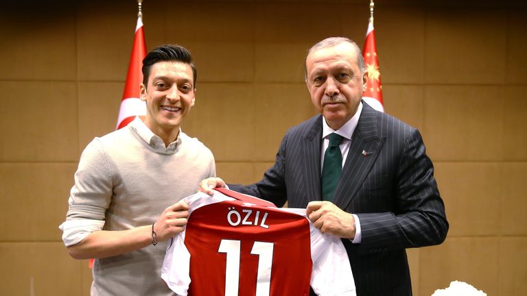 Mesut Özil posiert mit Tayyip Erdogan.