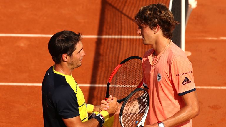 Alexander Zverev (r.) benötigt für seinen Sieg in der 2. Runde der French Open gegen Dusan Lajovic fünf Sätze.