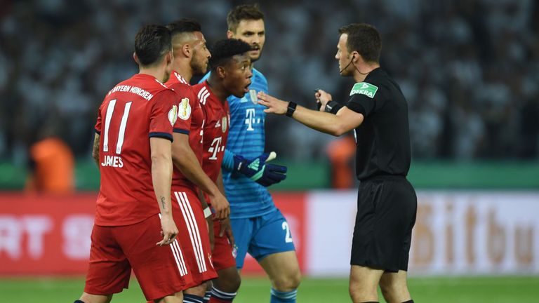 Die Spieler des FC Bayern toben nach der Entscheidung gegen Strafstoß.