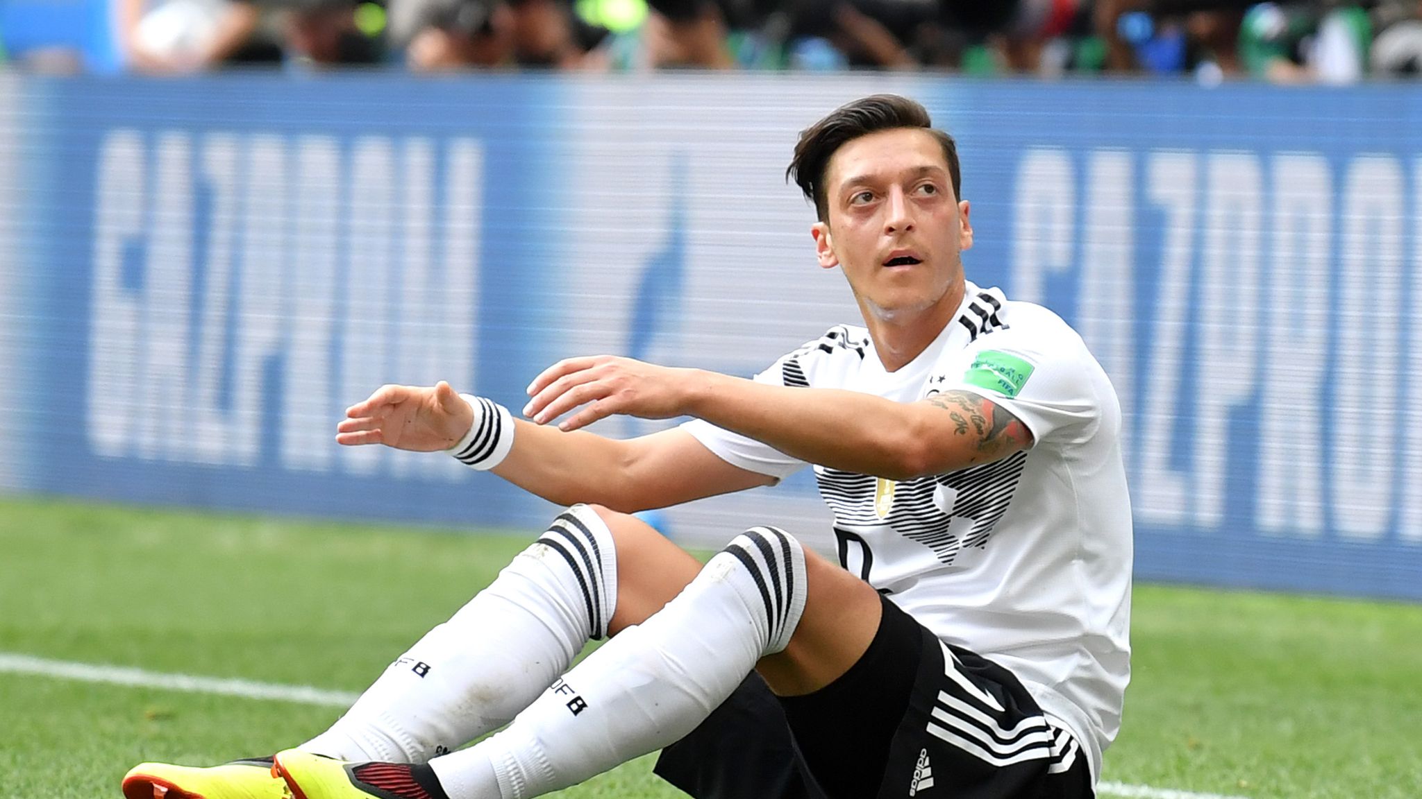 Когда закончил карьеру. Мустафа Озил. Mesut Özil бутсы. Озил на ЧМ 2018. Отец Мустафа Озил.