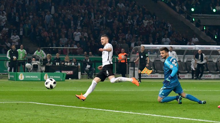 Ante Rebic (Eintracht Frankfurt): Der Kroate könnte ebenfalls mit Kovac nach München umziehen. Zu goal.com sagte er, dass es schwierig wäre einem Anruf der Bayern zu wiederstehen. Was auch für einen Wechsel spricht, ist dass sein Vertrag bei der Eintracht ausläuft.