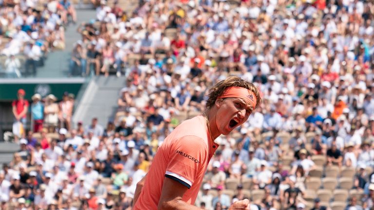 Jubelfaust! Alexander Zverev zieht nach einem Krimi gegen Khachanov erstmals in ein Grand-Slam-Viertelfinale ein.