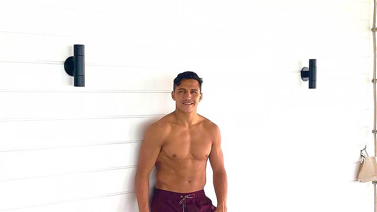 Die WM hat Alexis Sanchez mit Chile verpasst. Dafür kann sich der Flügelspieler von Manchester United in der Heimat auskurieren. Nebenbei posiert er dann natürlich auch mal für die Kamera. (Quelle: www.instagram.com/alexis_officia1/)