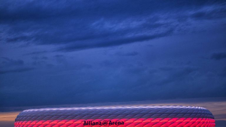 Während dem Spiel der deutschen Nationalmannschaft gegen Mexiko erstrahlt die Allianz Arena in Schwarz-Rot-Gold.