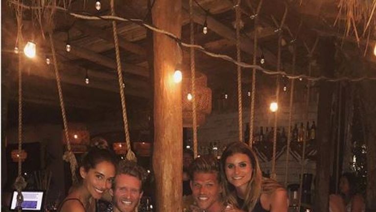 Andre Schürrle hat bekanntlich kein WM-Ticket. Der BVB-Star nutzt die Zeit gemeinsam mit Kumpel Florian Niederlechner (SC Freiburg). Die beiden Profis verweilen mit den Lebensgefährtinnen in Tulum/Mexico. (Quelle: www.instagram.com/andreschuerrle/)