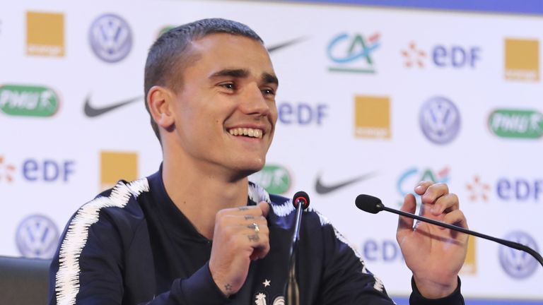 Antoine Griezmann amüsiert sich auf der Pressekonferenz der französischen Nationalmannschaft.